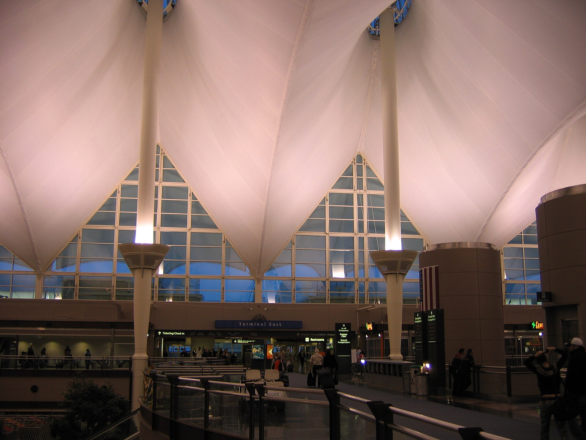 airport transfer passing the Denver International Airport at DEN Airport